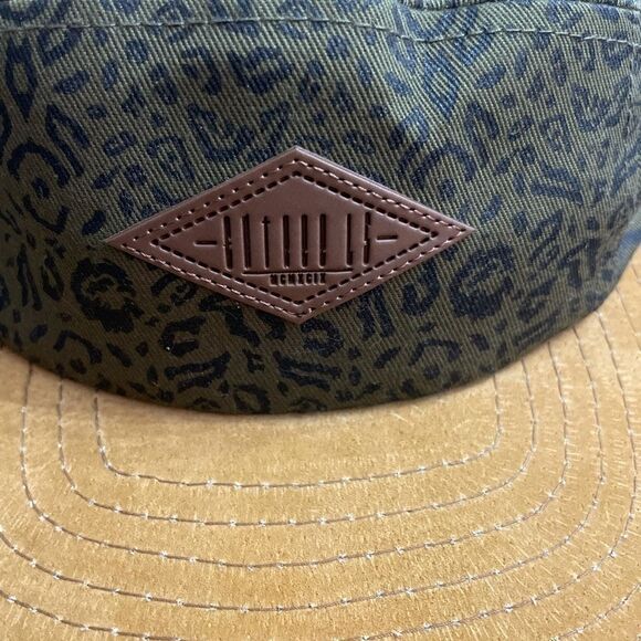 NWOT Entree Lifestyle Army Green Cheetah Buckle back Hat with tan suede lid - Picture 2 of 3